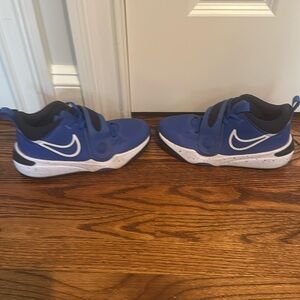Nike Boys 5.5 sneaker